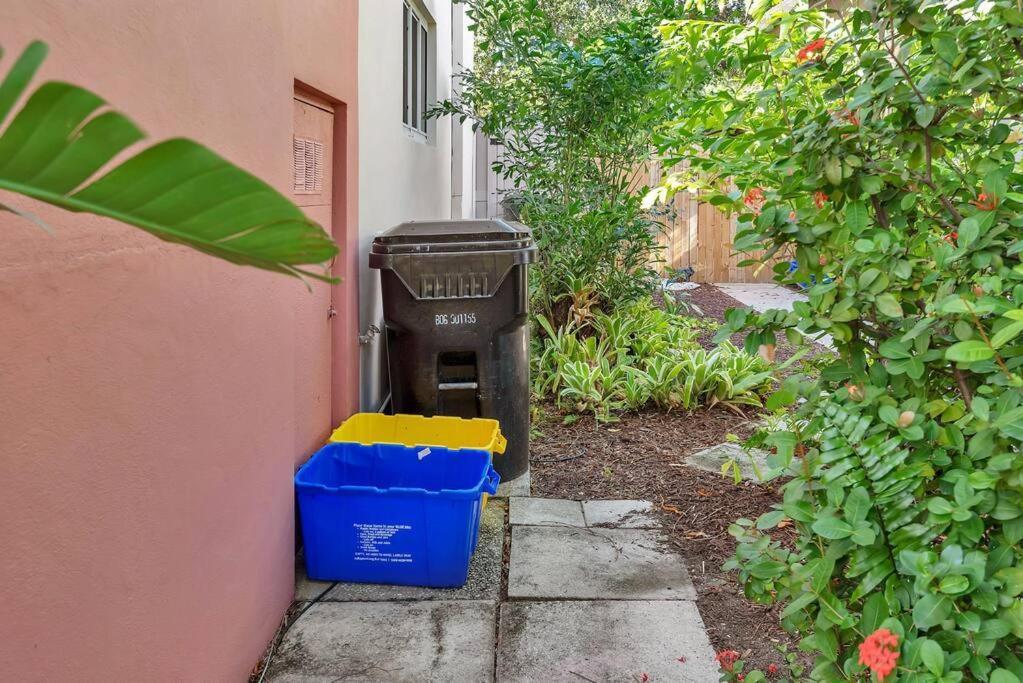 Charming Studio W Pool One Mile To Beach Pets Welcome Lake Worth Beach Bagian luar foto