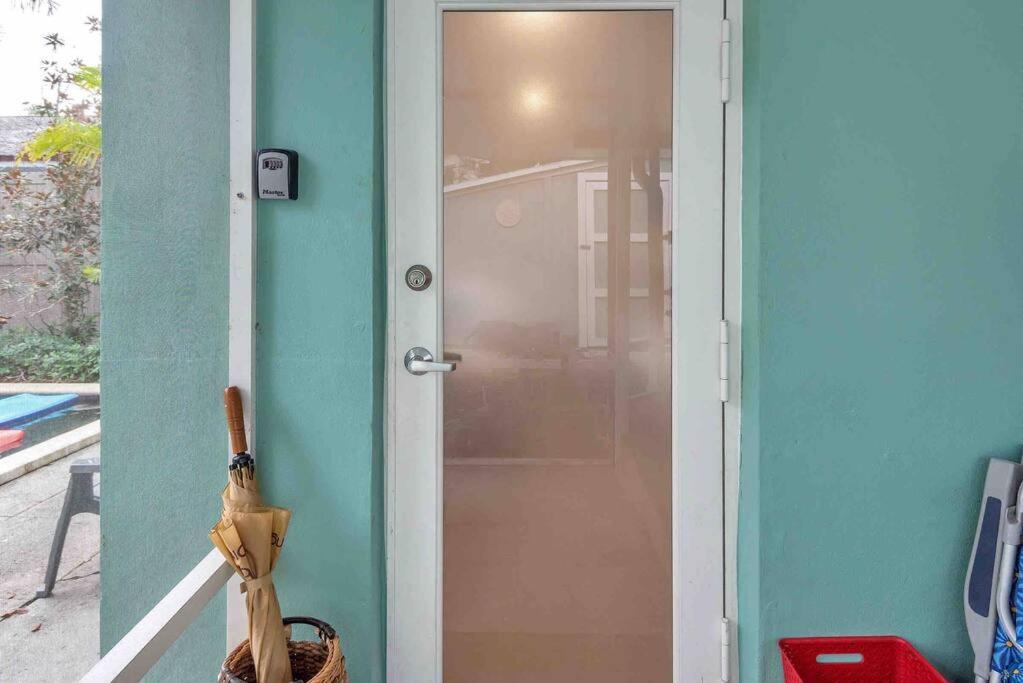 Charming Studio W Pool One Mile To Beach Pets Welcome Lake Worth Beach Bagian luar foto