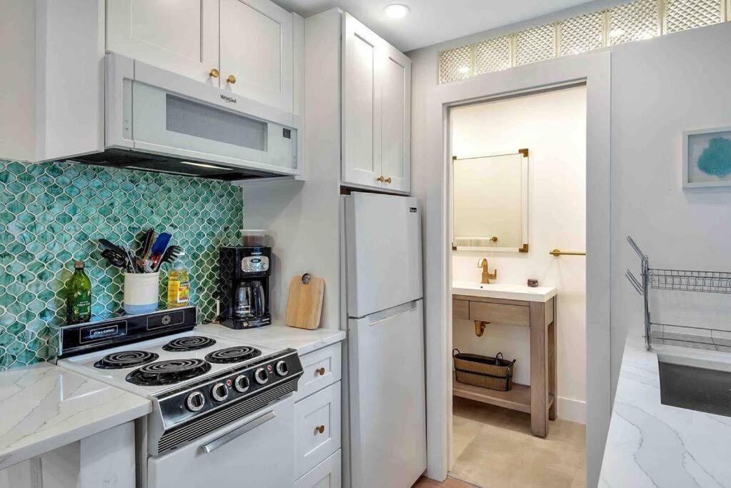 Charming Studio W Pool One Mile To Beach Pets Welcome Lake Worth Beach Bagian luar foto
