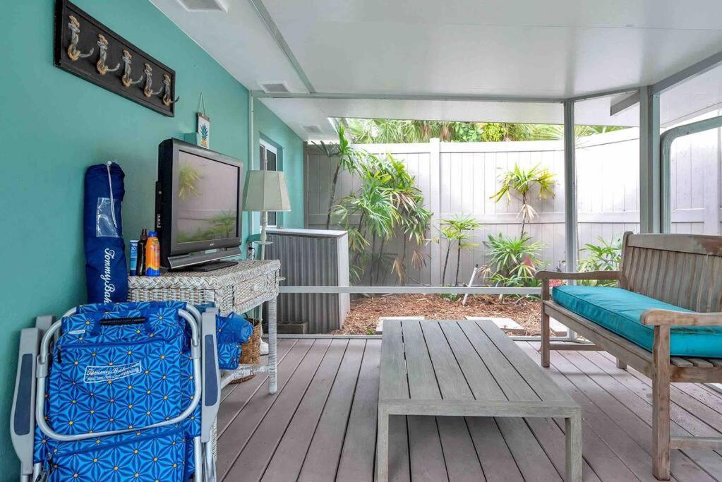 Charming Studio W Pool One Mile To Beach Pets Welcome Lake Worth Beach Bagian luar foto