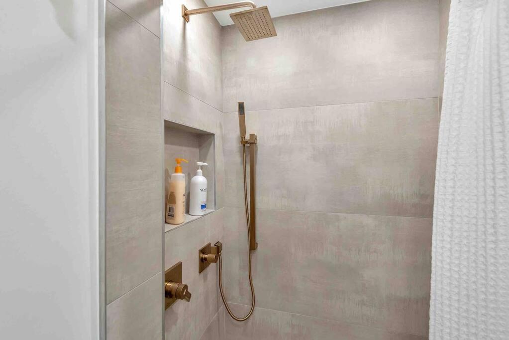 Charming Studio W Pool One Mile To Beach Pets Welcome Lake Worth Beach Bagian luar foto