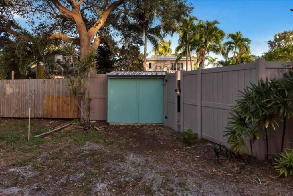 Charming Studio W Pool One Mile To Beach Pets Welcome Lake Worth Beach Bagian luar foto