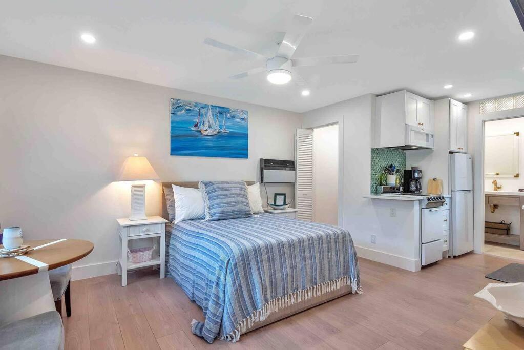 Charming Studio W Pool One Mile To Beach Pets Welcome Lake Worth Beach Bagian luar foto