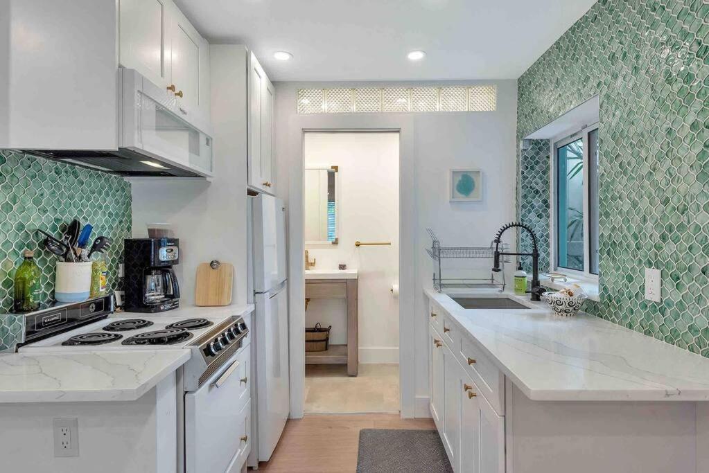 Charming Studio W Pool One Mile To Beach Pets Welcome Lake Worth Beach Bagian luar foto
