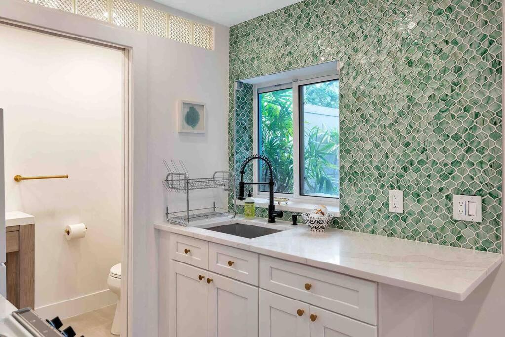 Charming Studio W Pool One Mile To Beach Pets Welcome Lake Worth Beach Bagian luar foto