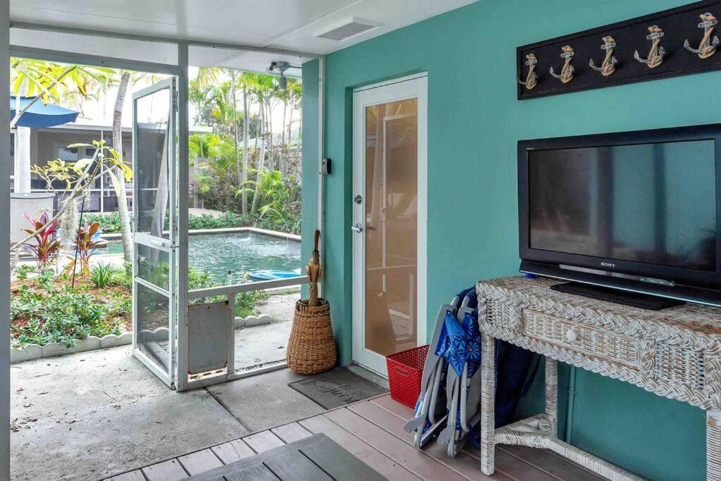 Charming Studio W Pool One Mile To Beach Pets Welcome Lake Worth Beach Bagian luar foto