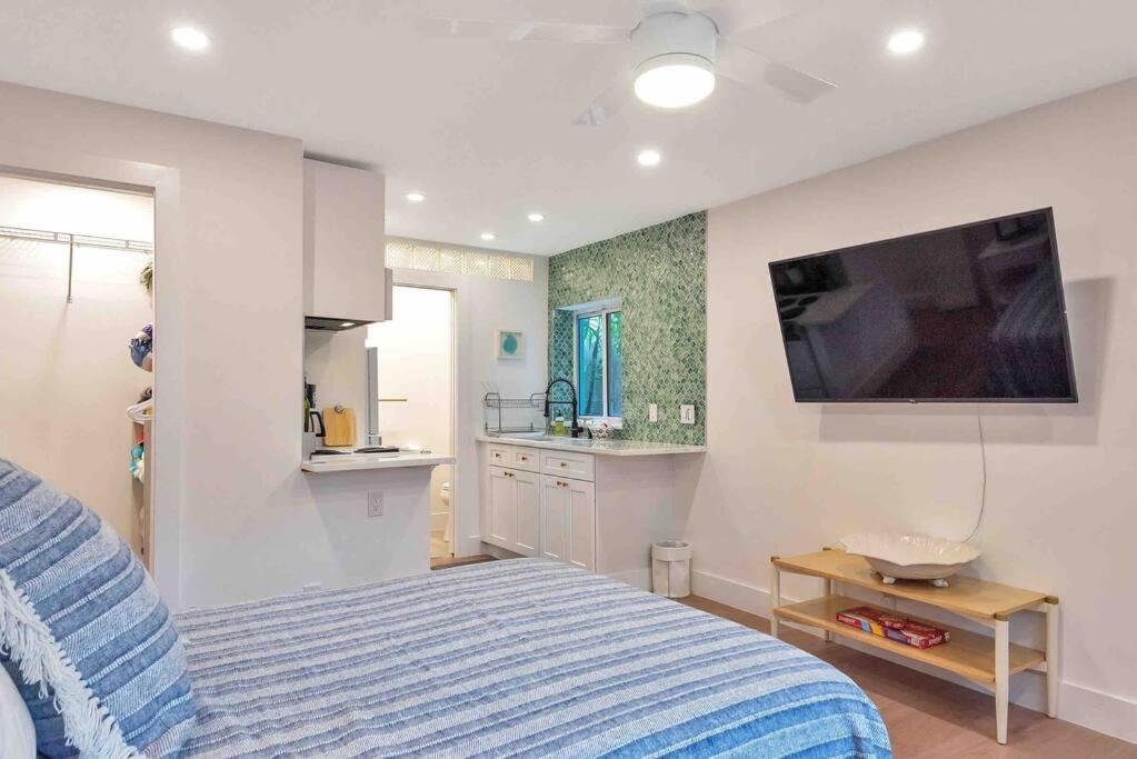 Charming Studio W Pool One Mile To Beach Pets Welcome Lake Worth Beach Bagian luar foto