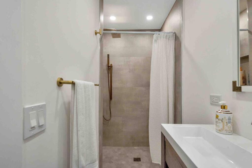 Charming Studio W Pool One Mile To Beach Pets Welcome Lake Worth Beach Bagian luar foto