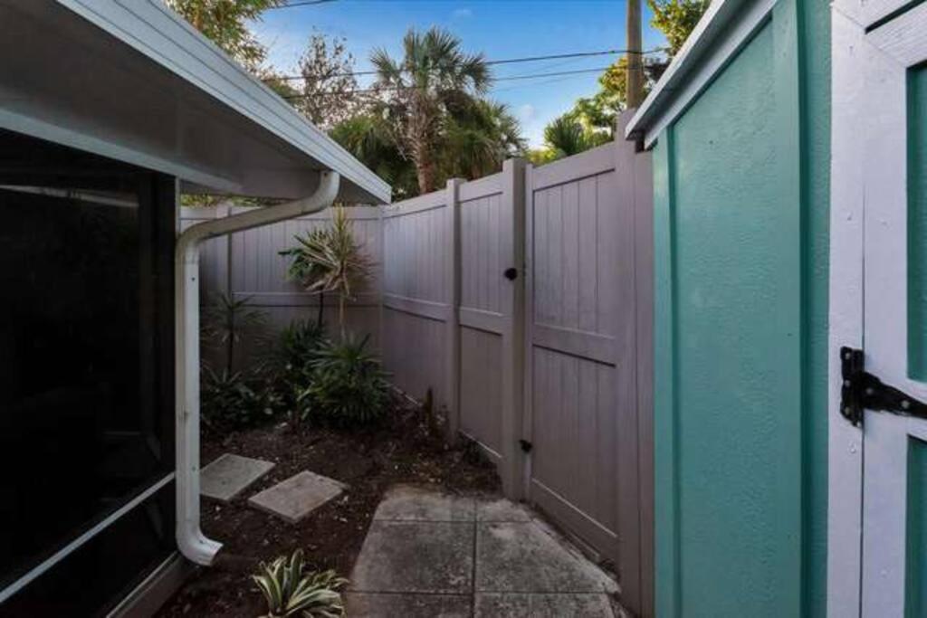 Charming Studio W Pool One Mile To Beach Pets Welcome Lake Worth Beach Bagian luar foto